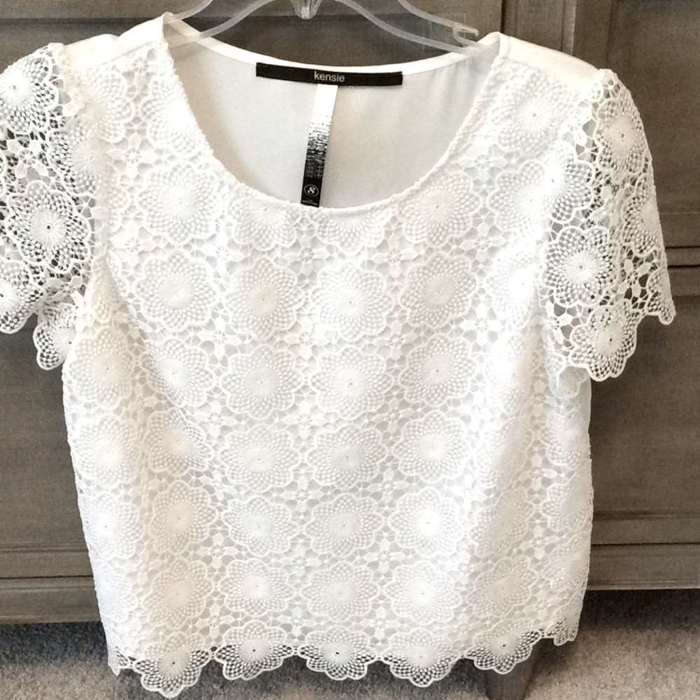 Kensie beautiful White lace lined short top.